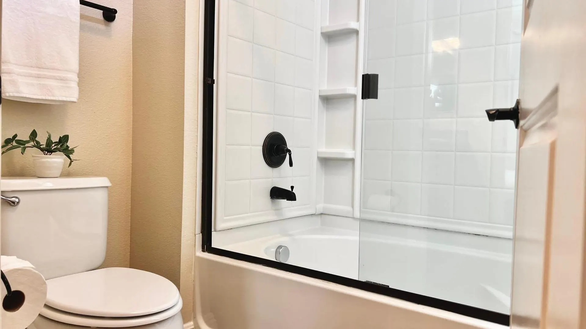 Relaxing 2-Br Apt With Pool Hot Tub Gym And Basketball Court Access Reno Appartement