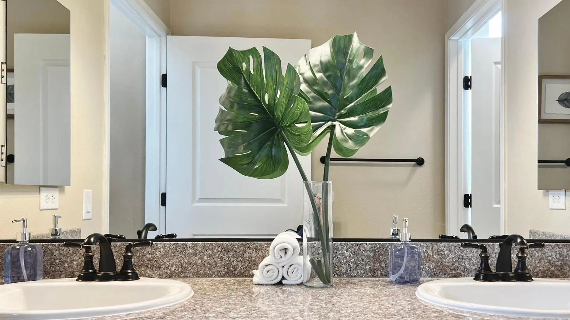Relaxing 2-Br Apt With Pool Hot Tub Gym And Basketball Court Access Reno