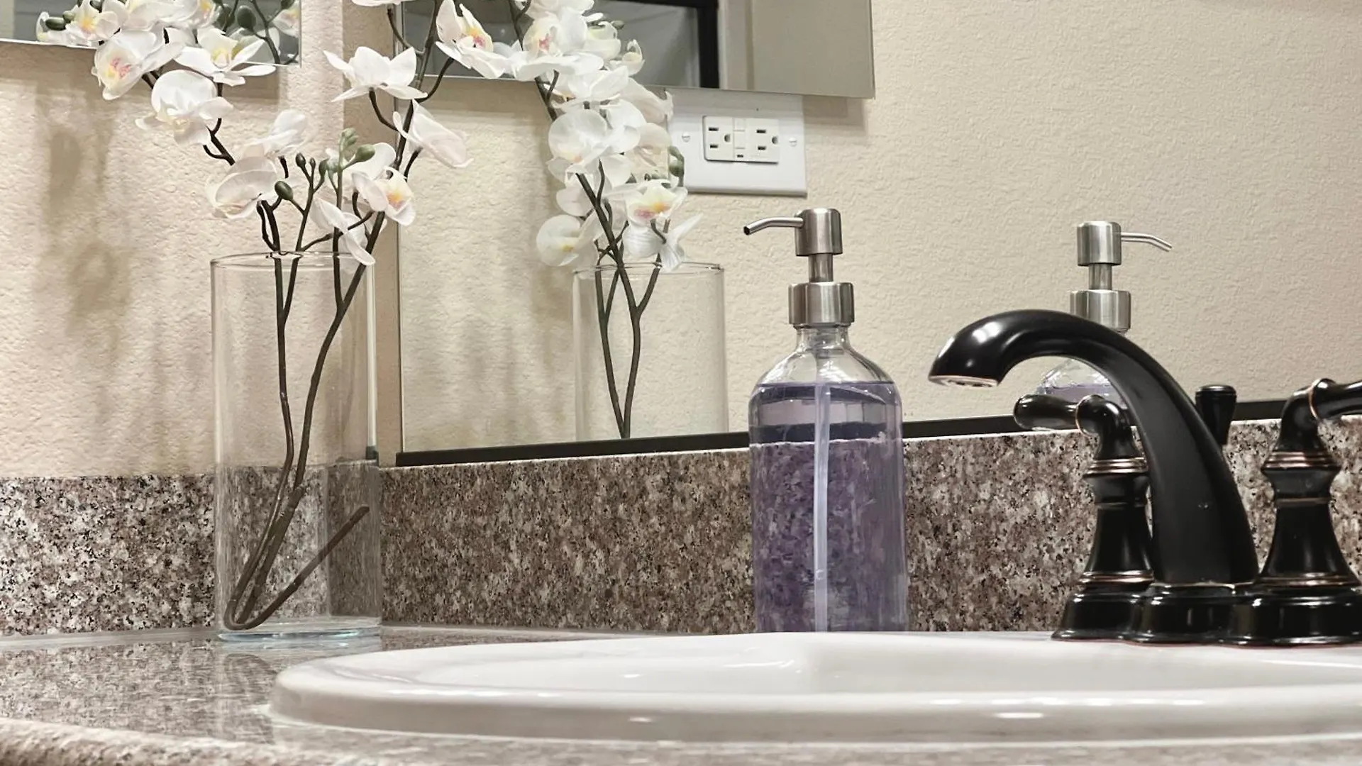 Relaxing 2-Br Apt With Pool Hot Tub Gym And Basketball Court Access Reno 0*,  États-Unis