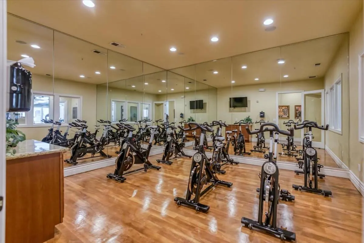 Relaxing 2-Br Apt With Pool Hot Tub Gym And Basketball Court Access Reno 0*,  États-Unis